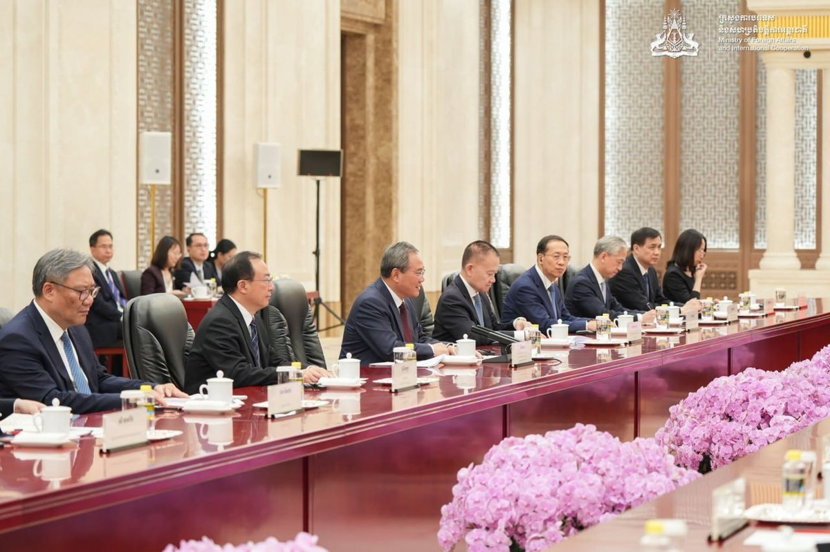 洪森与中国总理李强举行双边会谈 深化经贸合作