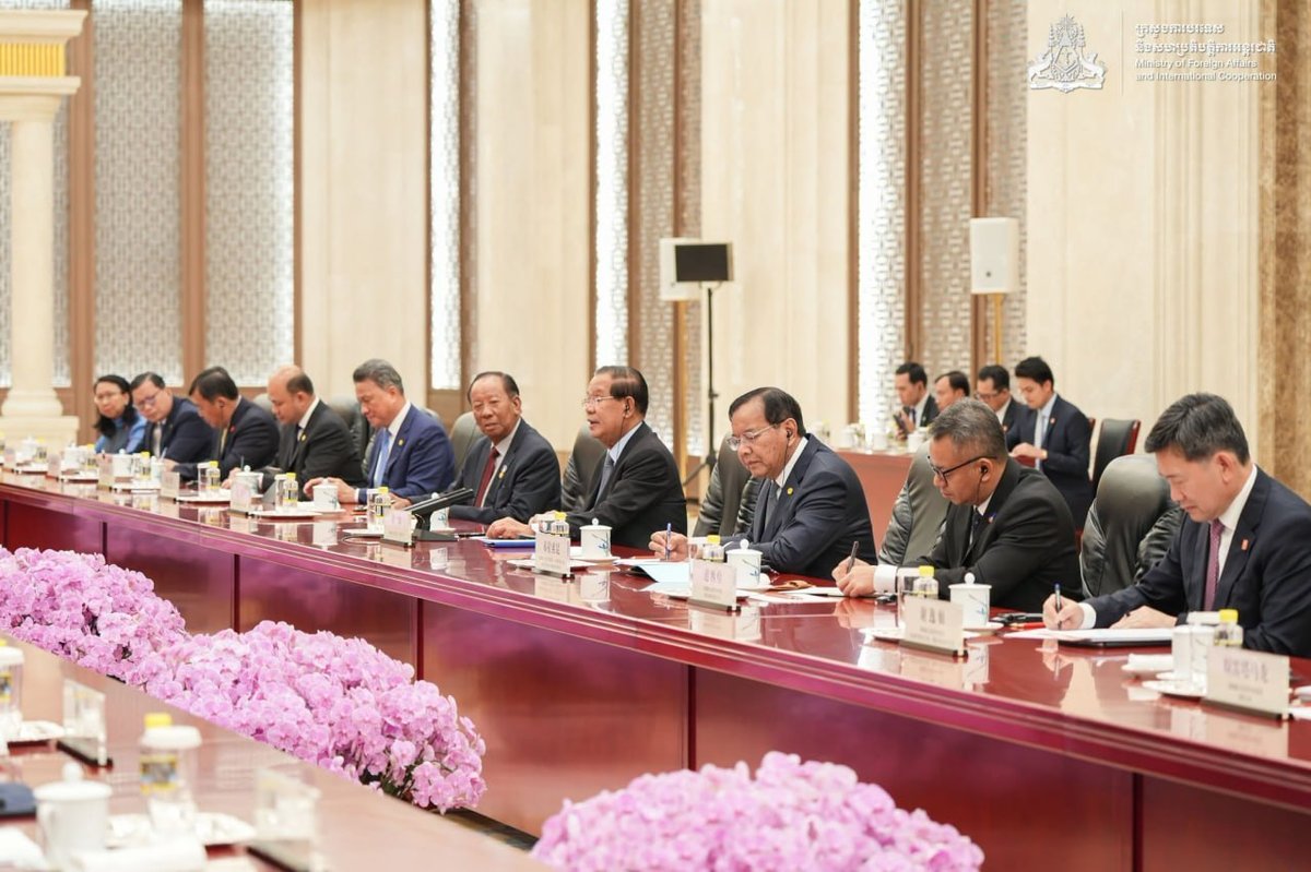洪森与中国总理李强举行双边会谈 深化经贸合作