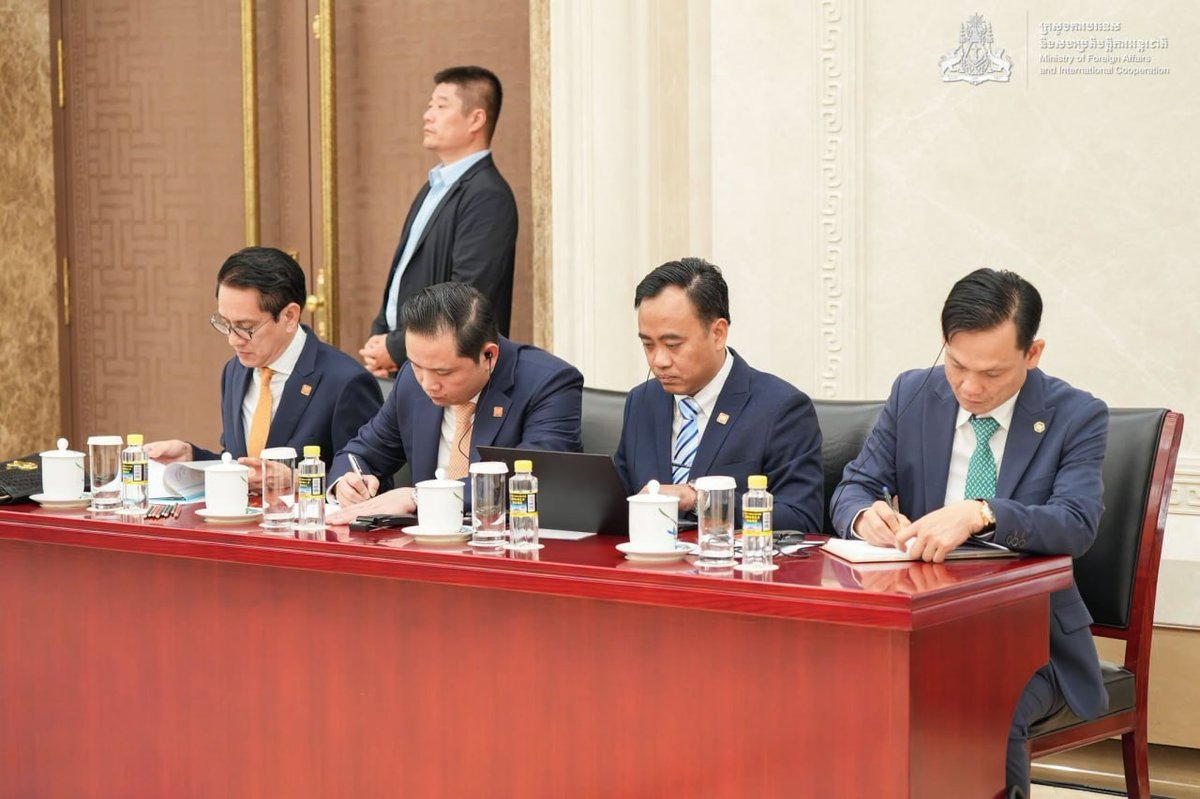 洪森与中国总理李强举行双边会谈 深化经贸合作