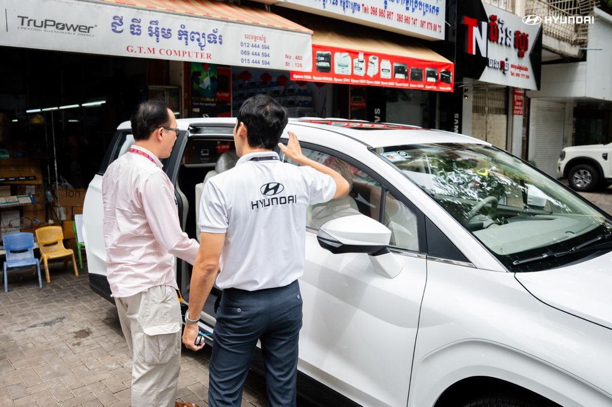 现代汽车CUSTIN车型交付仪式 客户获赠新车