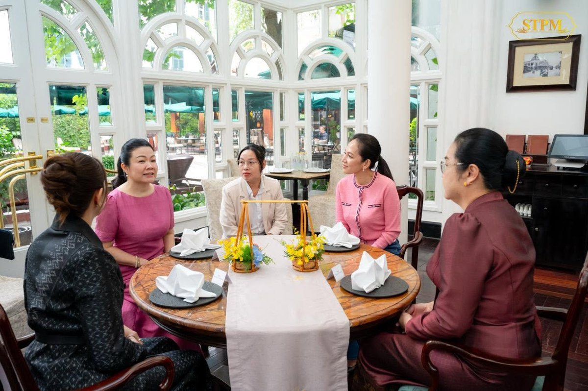 洪玛奈夫人碧占莫妮出席东盟国家第一夫人早餐会