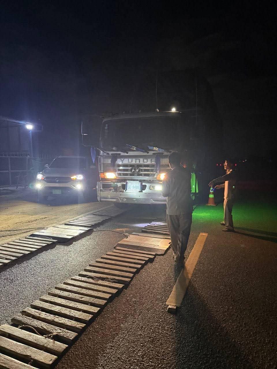 菩萨省严查超载车辆 6辆重型卡车被查扣