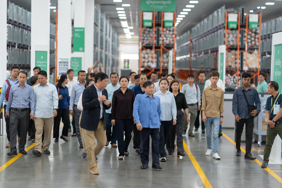 劳工部部长走访磅清扬省新奇服装厂 强调劳资和谐