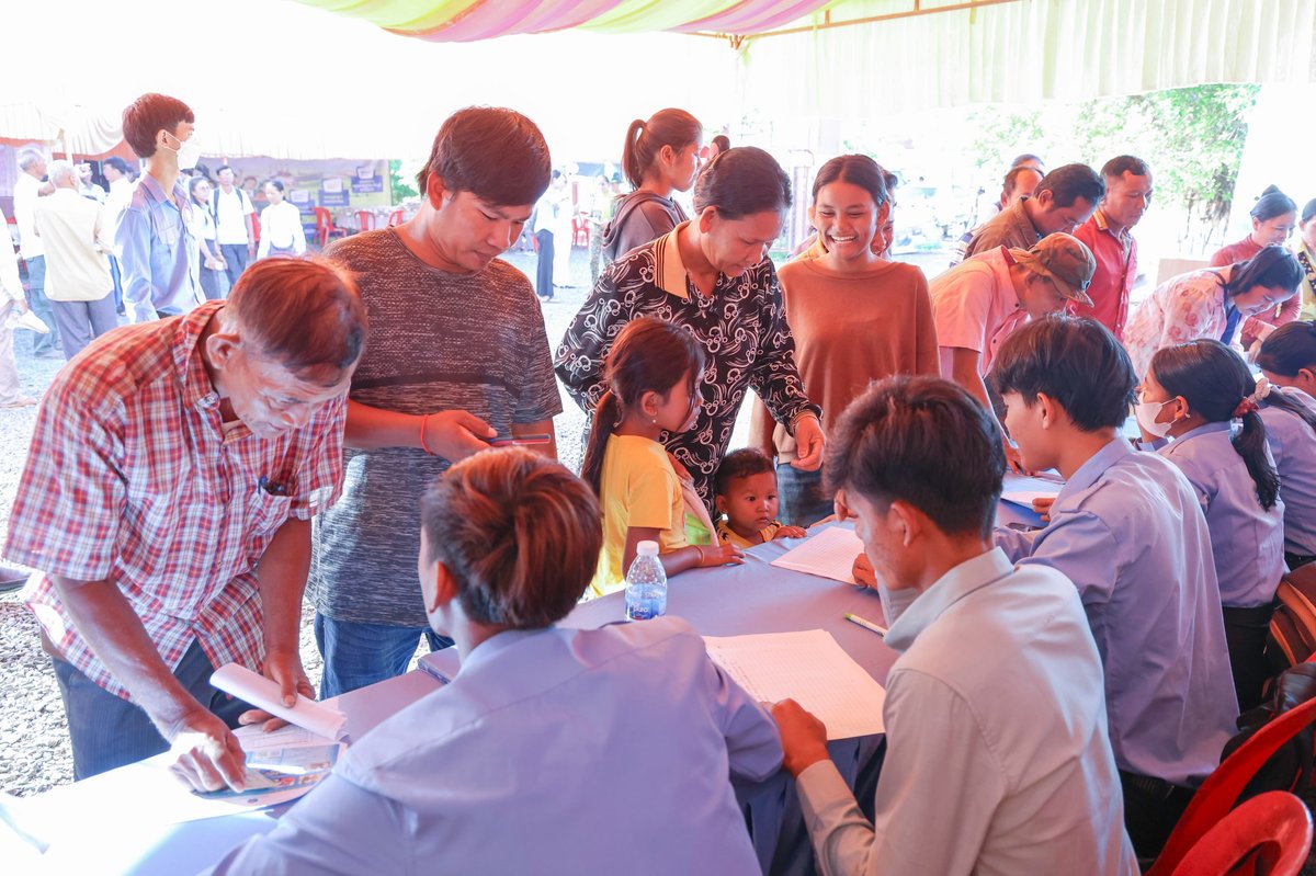 劳工部在暹粒省芝克楞县举办“高棉帮高棉”招聘会,现场提供35