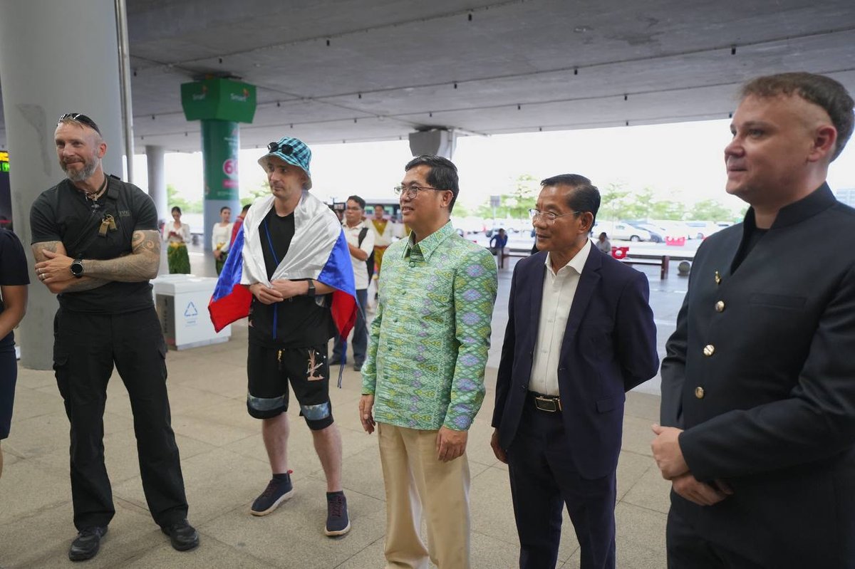 首批俄罗斯游客包机抵达暹粒 旅游部官员现场接机