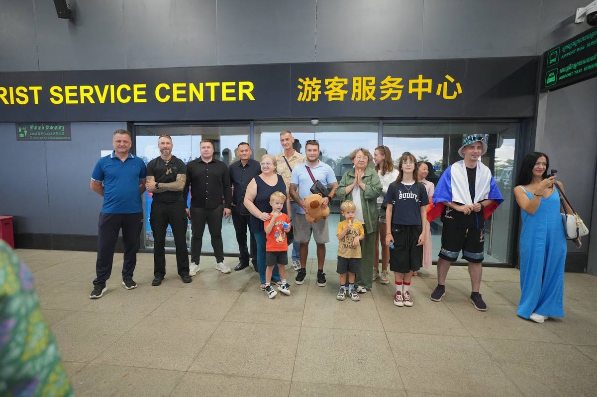 首批俄罗斯游客包机抵达暹粒 旅游部官员现场接机