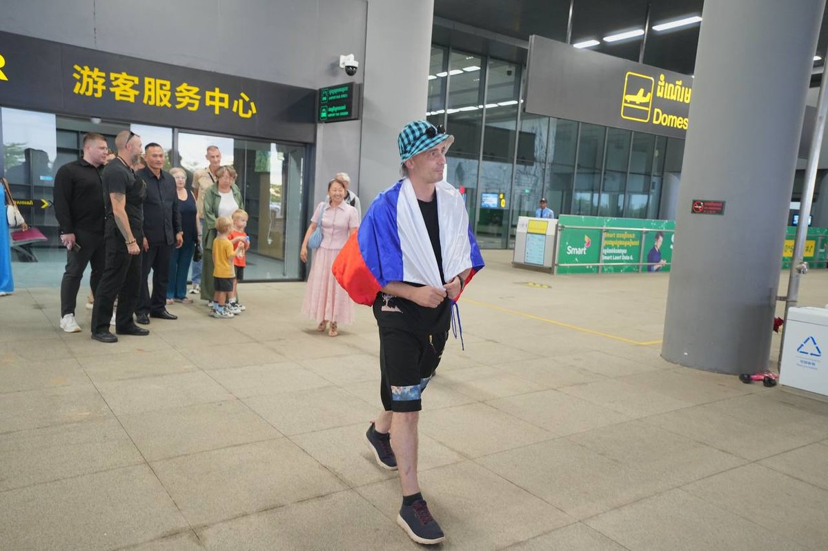 首批俄罗斯游客包机抵达暹粒 旅游部官员现场接机