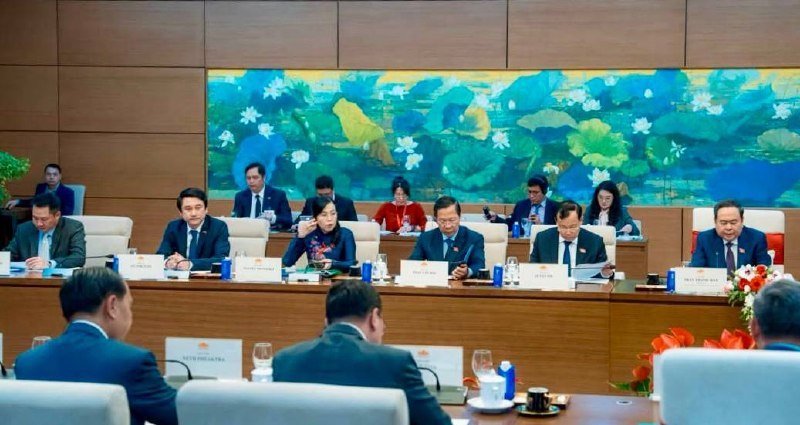 洪玛奈访问越南会见陈青敏 旅游部长胡哈随行