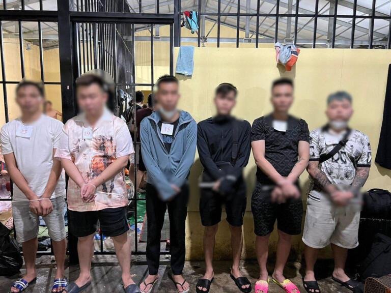 西港警方突查电诈窝点 抓获26名外籍非法居留者