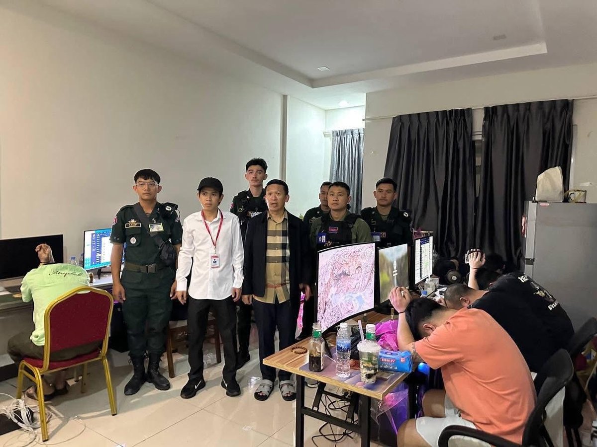 西港警方突查排屋窝点 抓获12名中国籍涉诈嫌犯