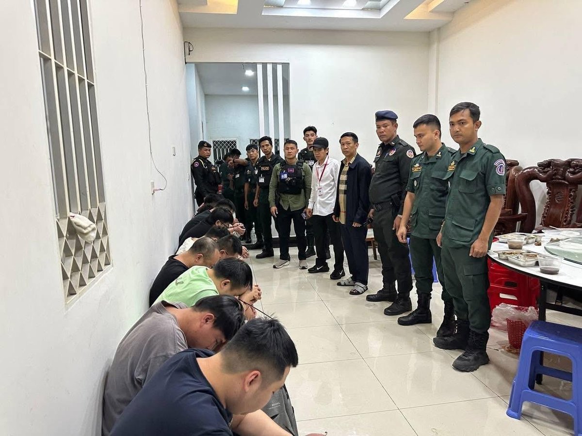 西港警方突查排屋窝点 抓获12名中国籍涉诈嫌犯
