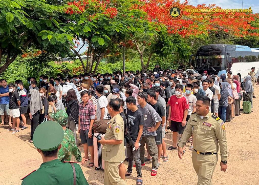 柬埔寨驱逐180名涉诈越南人 经贡布省白查口岸出境