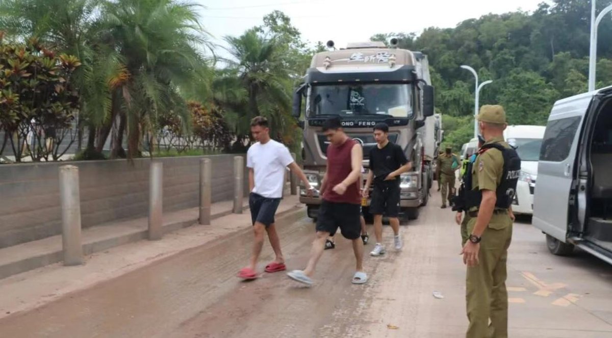 老挝向中国移交26名涉诈人员 磨丁口岸完成交接