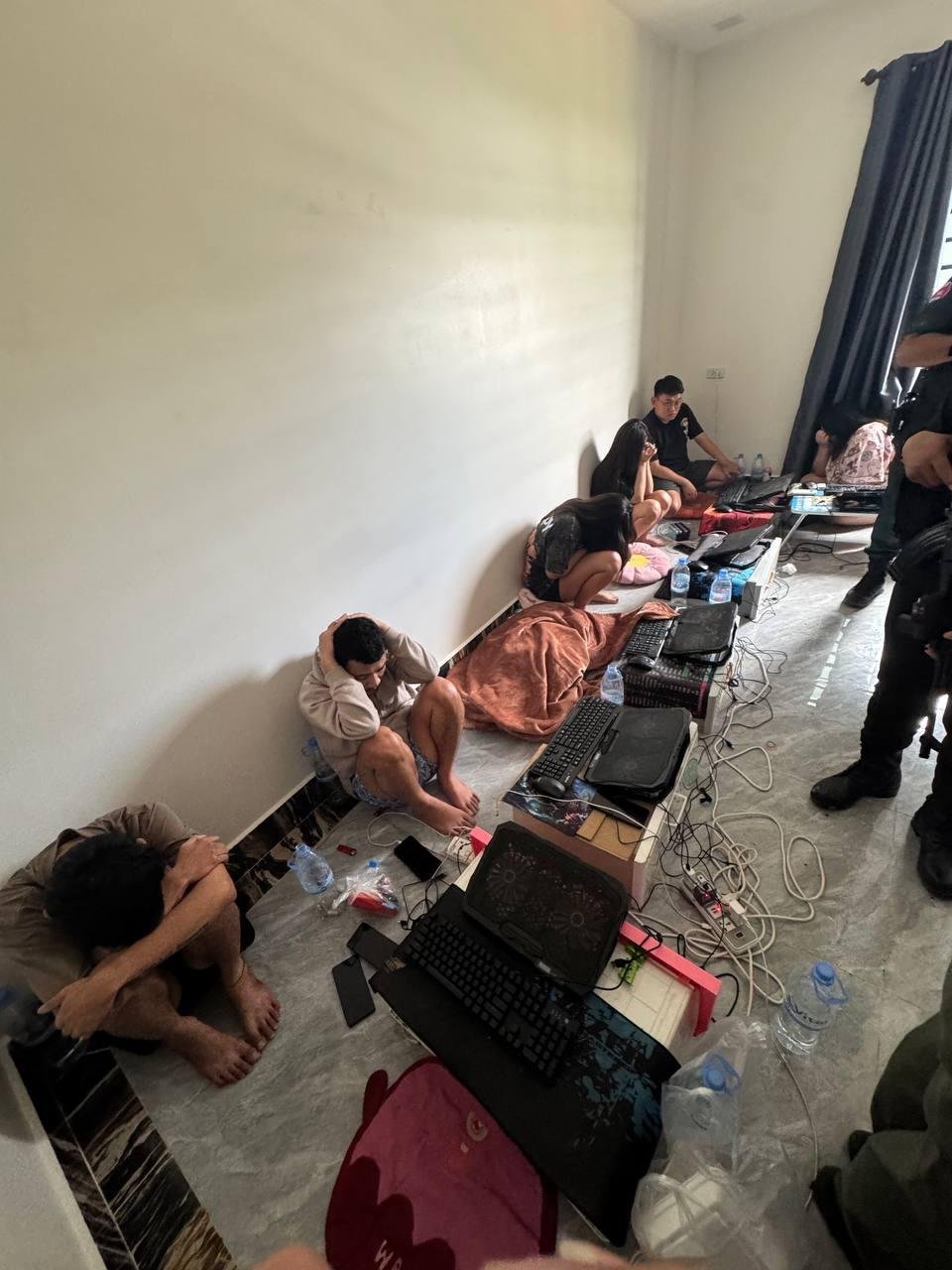波贝警方突袭涉诈公寓 抓获92名非法外籍人员