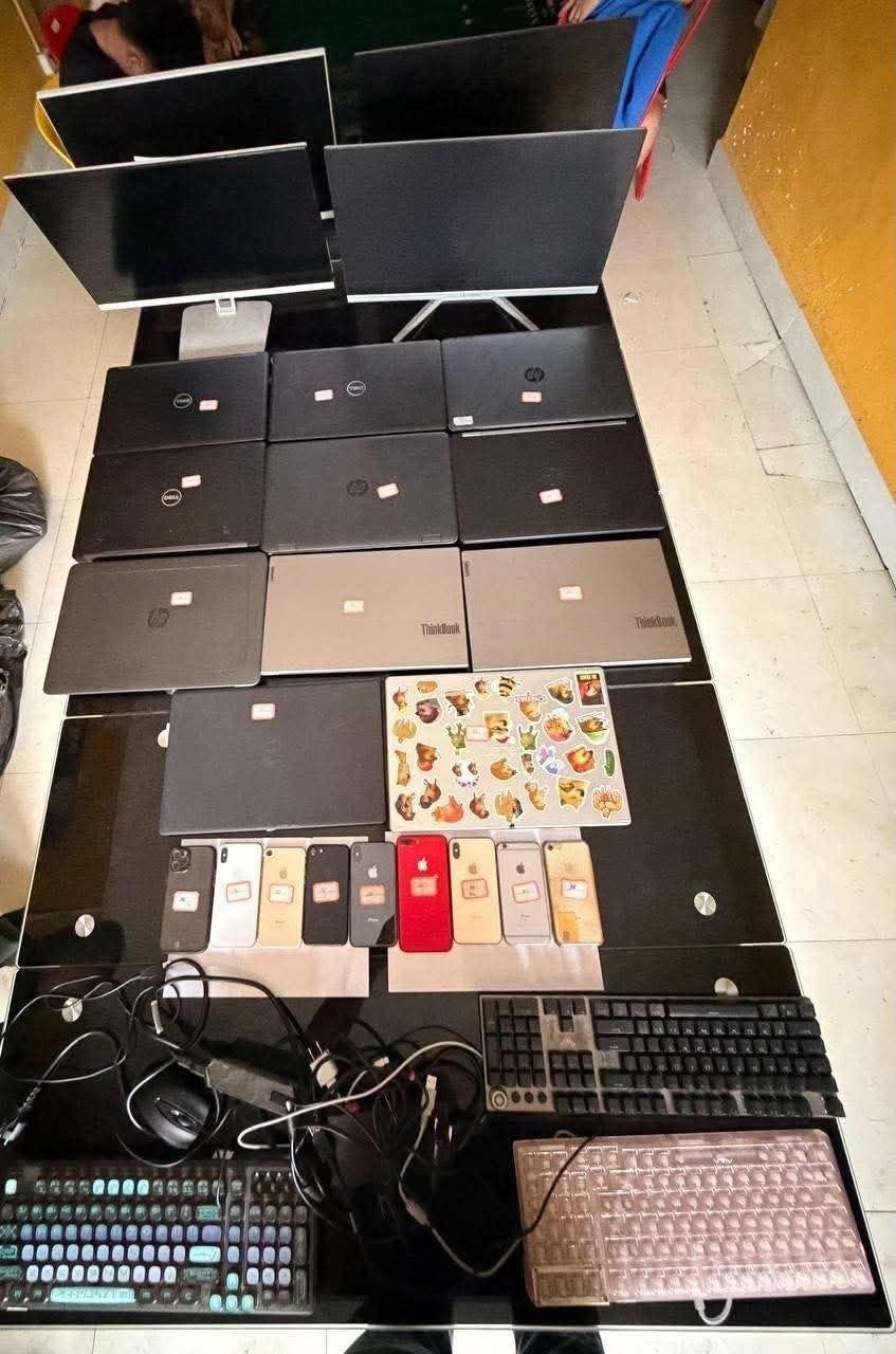 柴桢省警方突袭出租屋 抓获10名越南籍网诈嫌犯