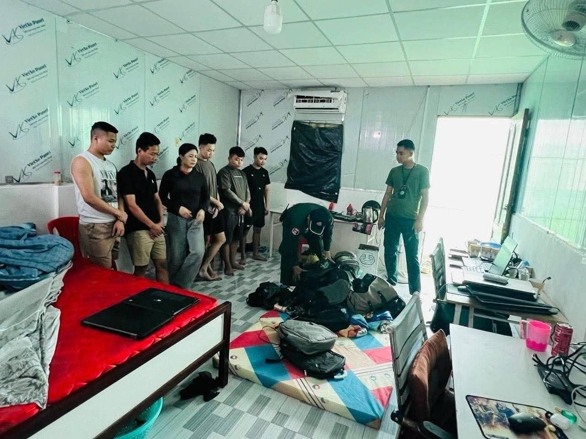 柴桢省警方突袭出租屋 抓获10名越南籍网诈嫌犯