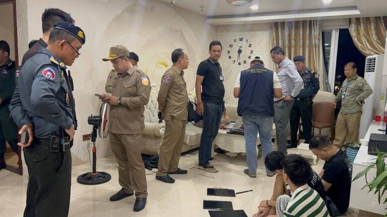 金边玛卡拉区警方突袭公寓 抓获6名销毁证据嫌犯