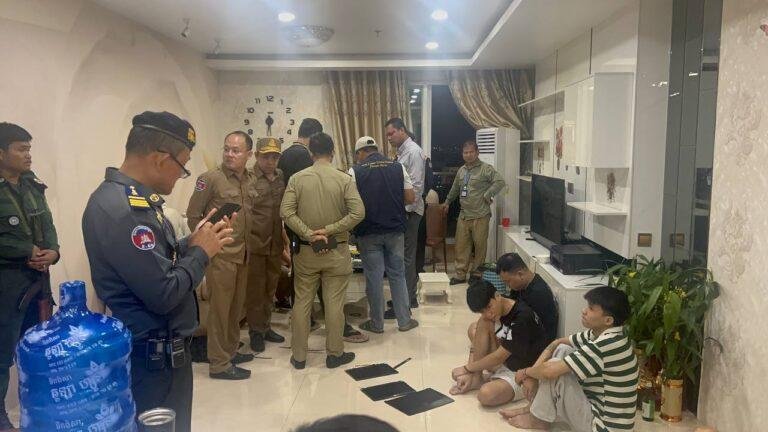 金边玛卡拉区警方突袭公寓 抓获6名销毁证据嫌犯