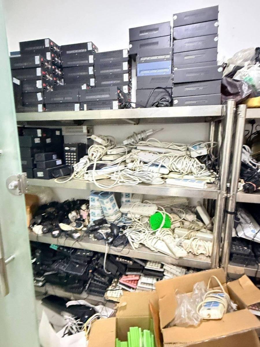 金边棉芷区突击查封涉诈窝点 缴获600余部手机