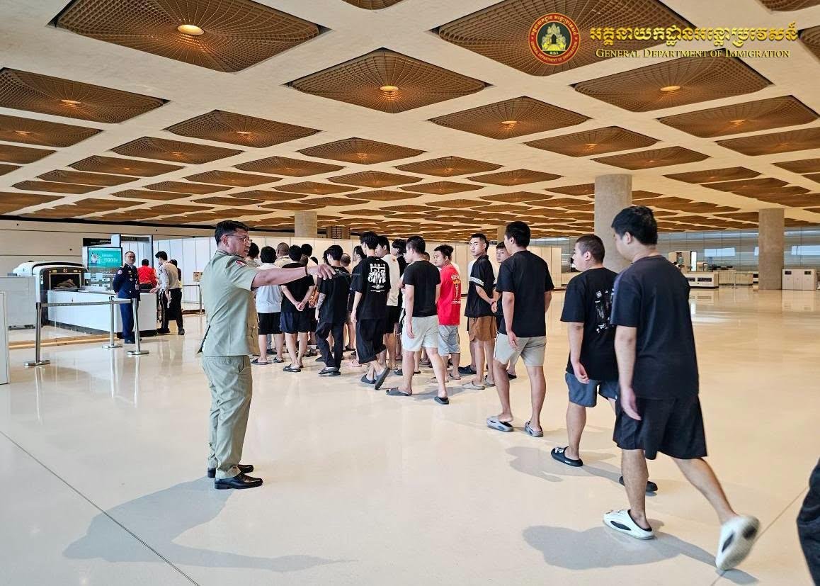柬埔寨遣返164名涉诈中国籍人员 德崇国际机场包机离境