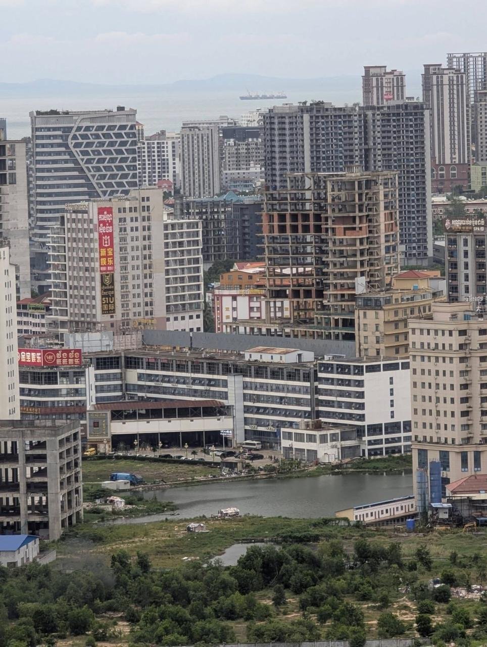 西港诈骗窝点清查后 城市建设与大楼施工持续推进