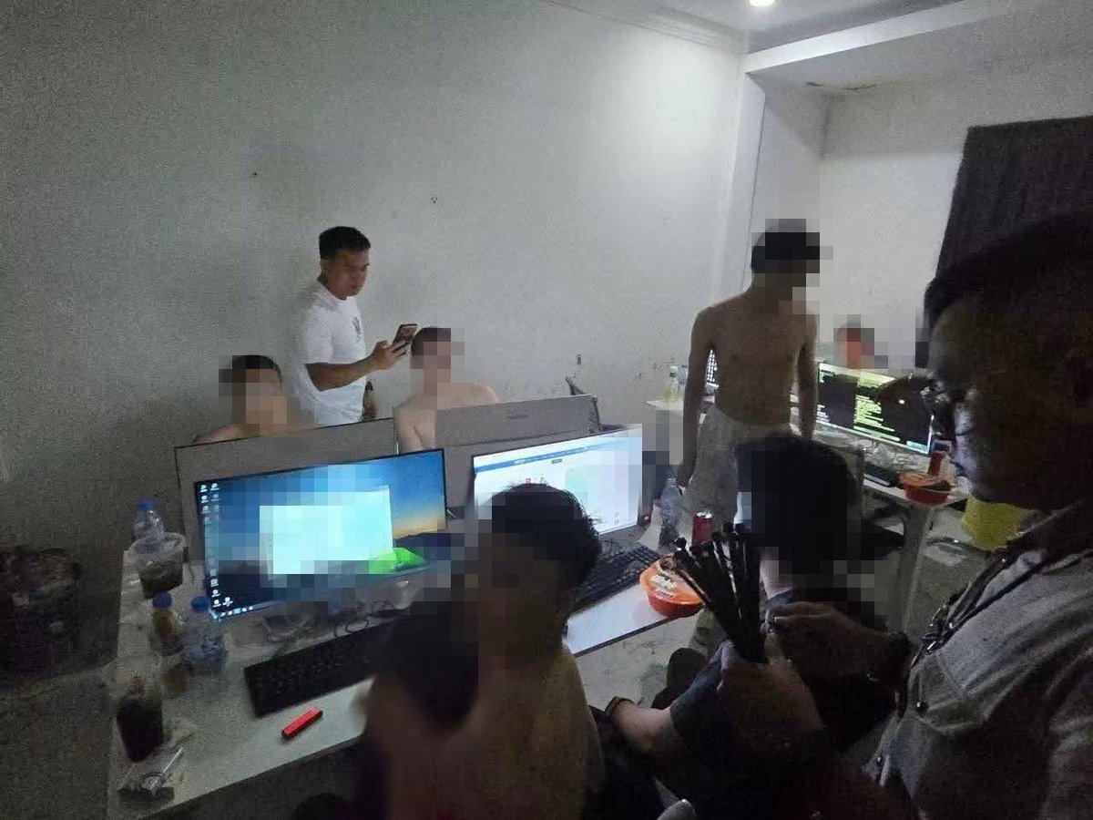 西港宪兵突袭网诈据点 抓获9名中缅籍嫌疑人