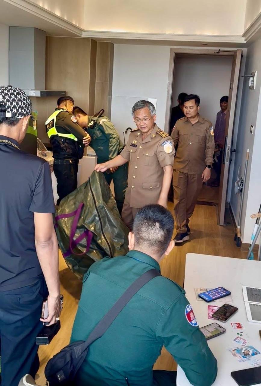 金边森速区公寓突袭清查 抓获2名中国籍男子缴获枪毒