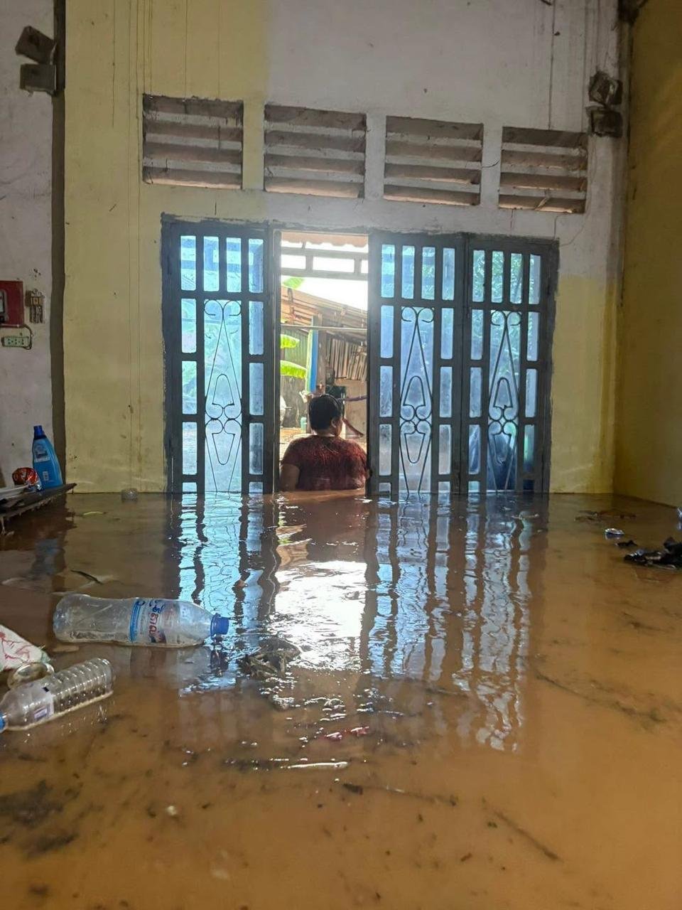 西港突发强降雨致多地内涝 水深齐腰居民受灾