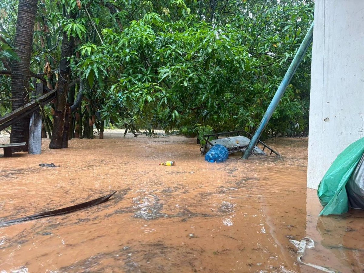 西港突发强降雨致多地内涝 水深齐腰居民受灾