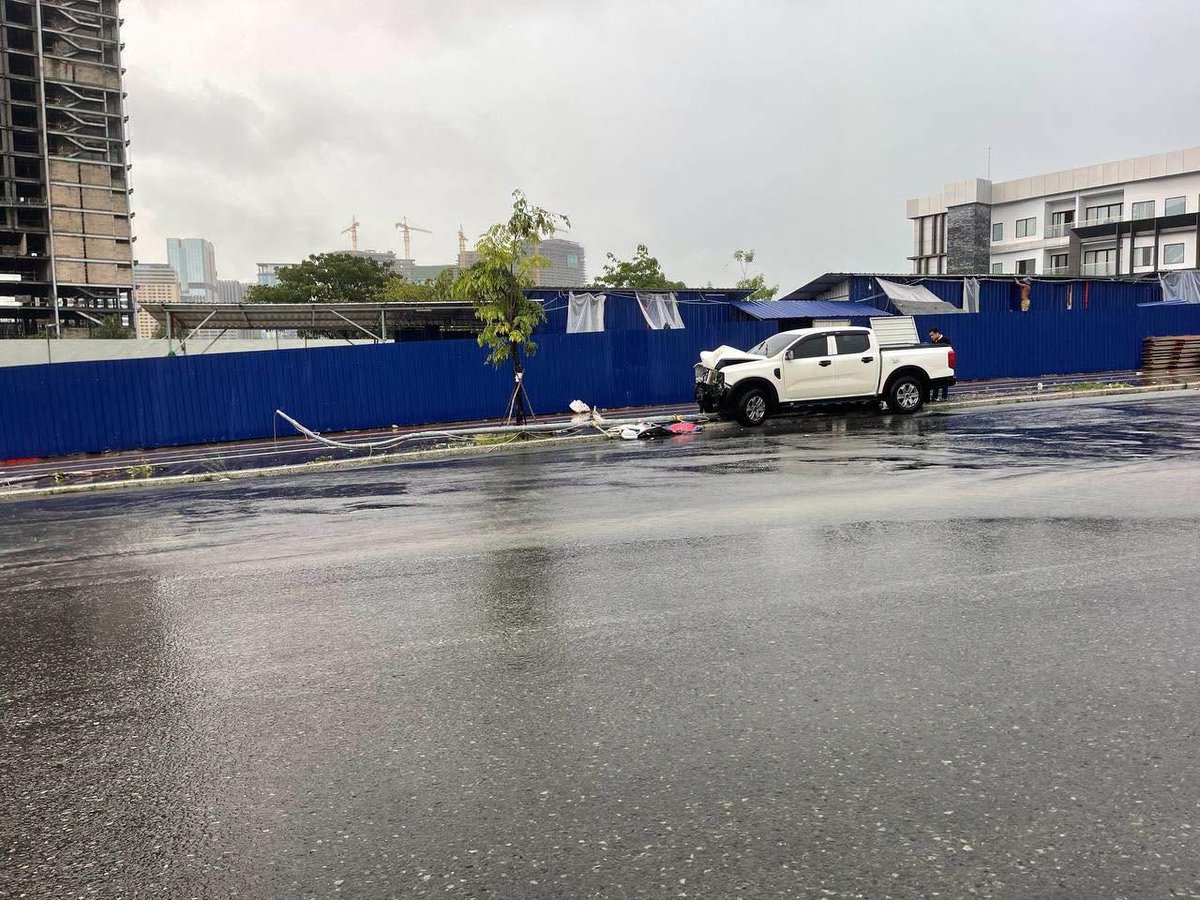 西港西湖附近皮卡车撞倒路灯杆 车辆严重毁损