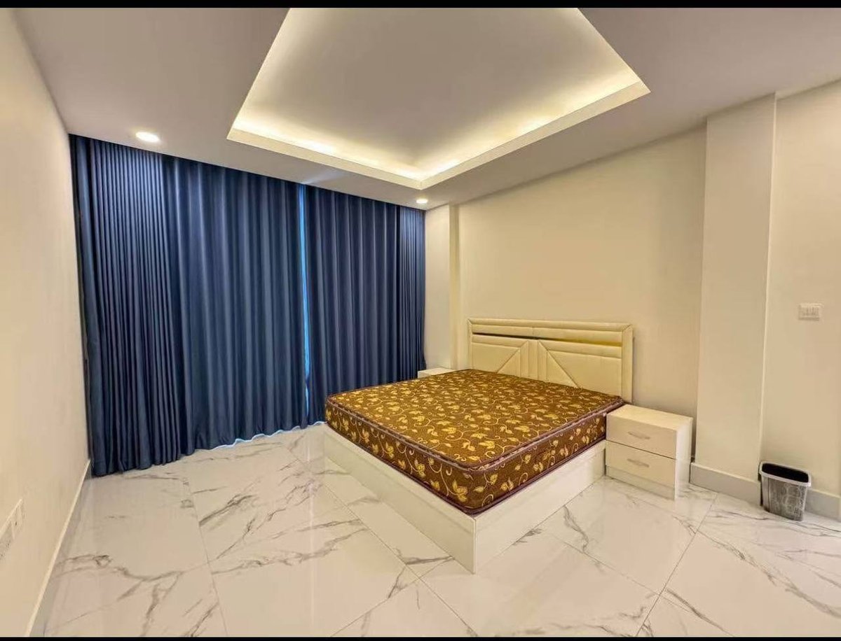 位于一号公路的炳发城小区现有一套王子别墅出租,建筑面积约10
