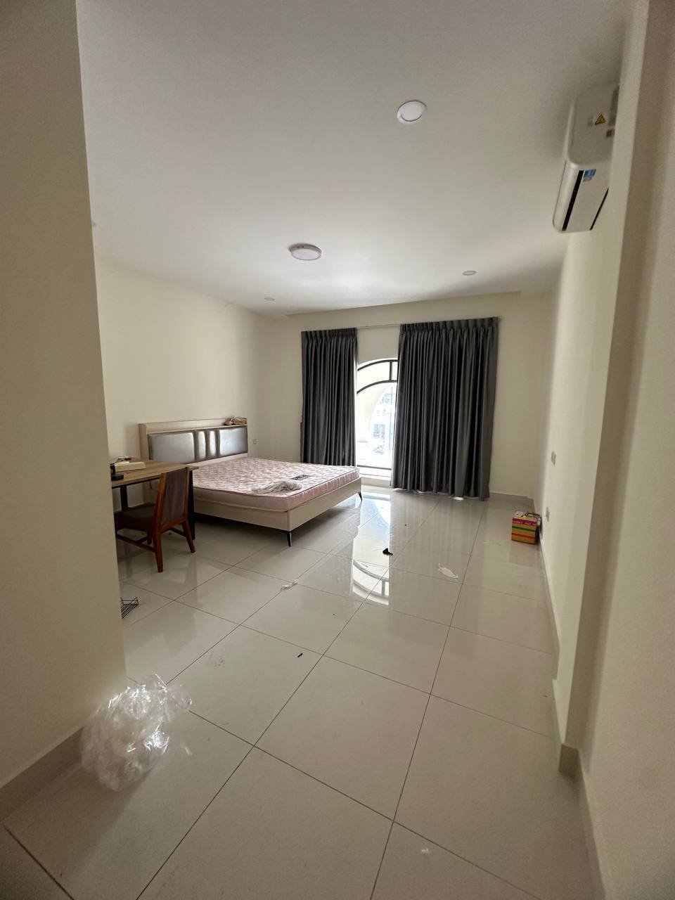 一号路炳发城两套店铺连租 月租$2000 8房10卫