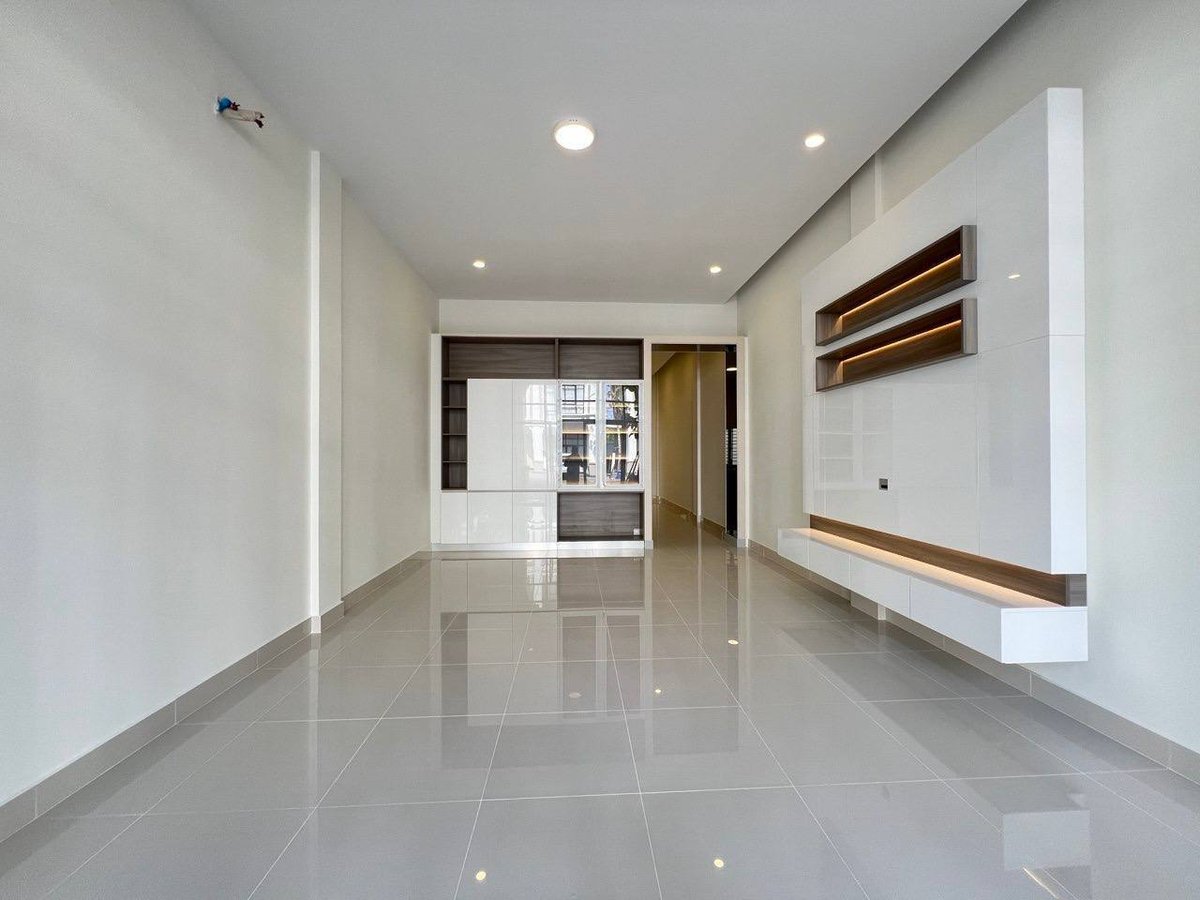 一号路炳发城2套店铺出租 月租$4500 9米宽大开间