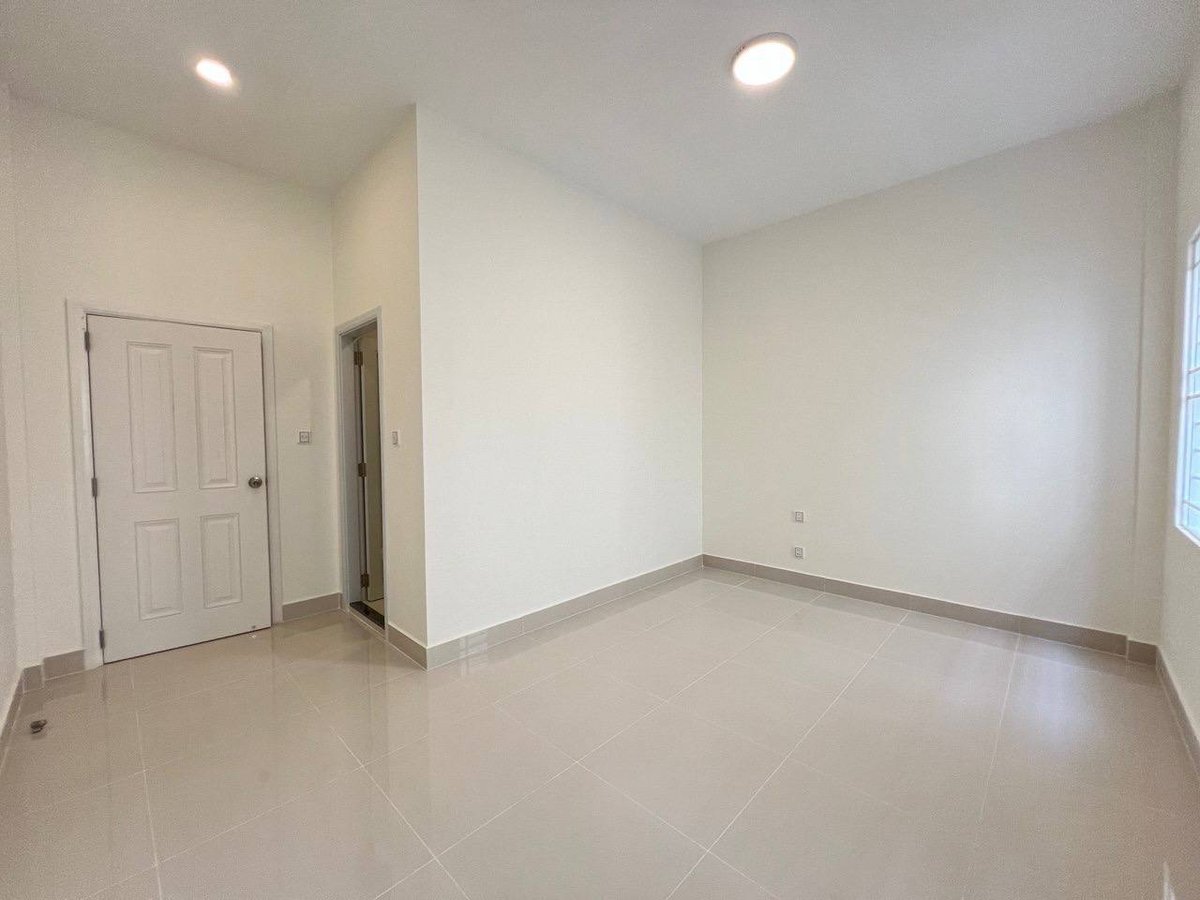 一号路炳发城2套店铺出租 月租$4500 9米宽大开间