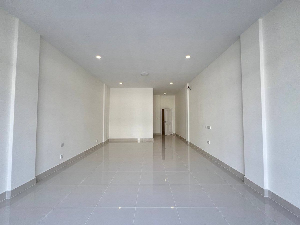一号路炳发城2套店铺出租 月租$4500 9米宽大开间