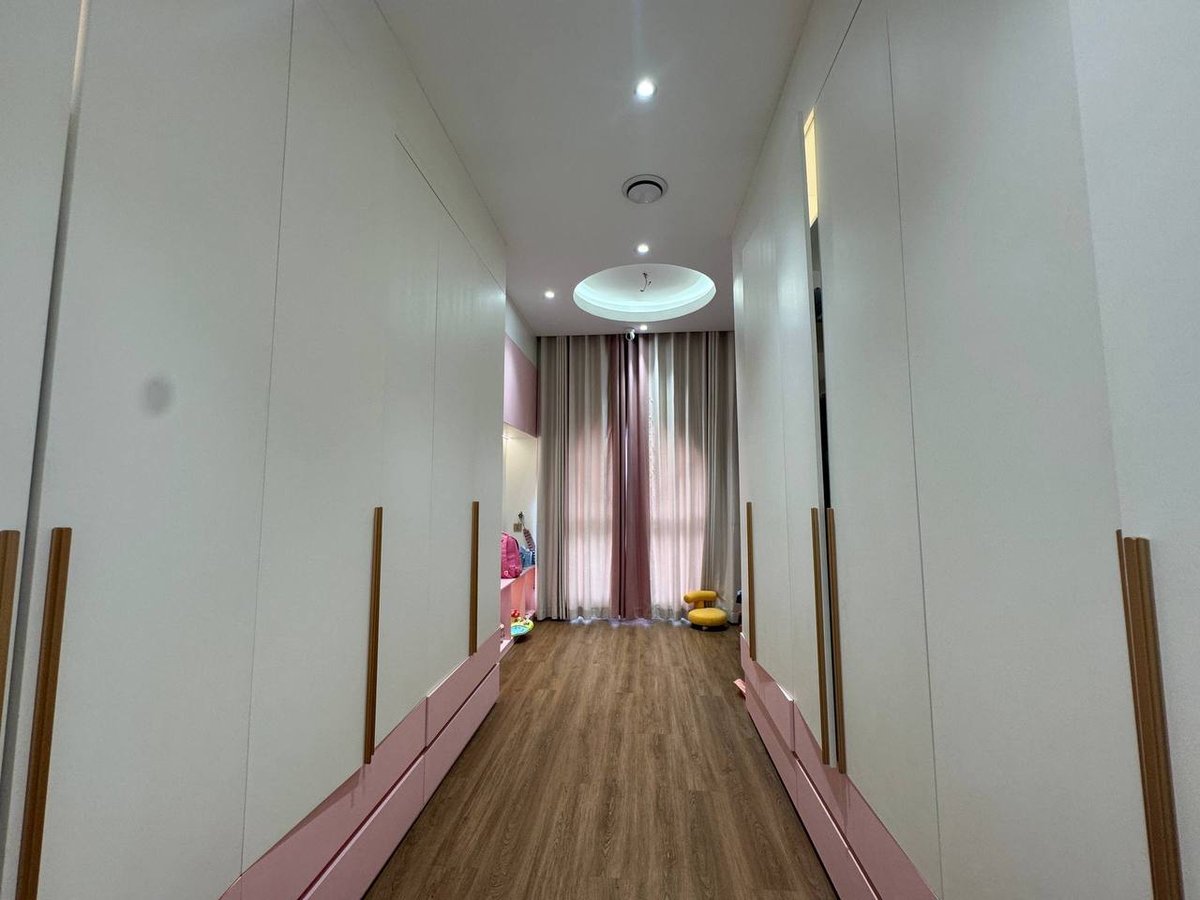 位于1号公路炳发集团高端社区,转角皇后别墅出售