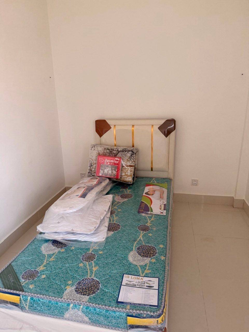 位于一号路炳发城小区,现有店铺招租