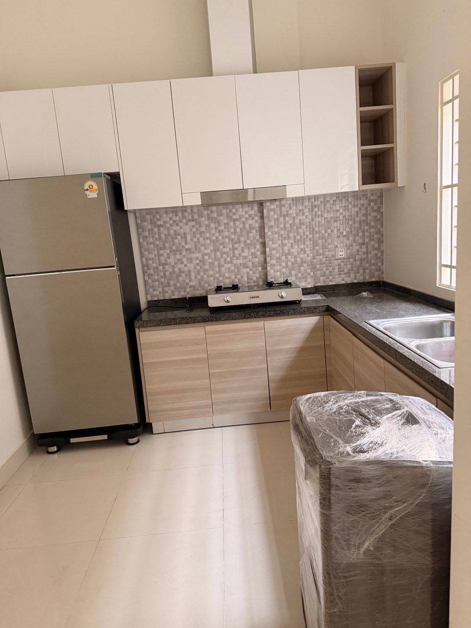 位于一号路炳发城小区,现有店铺招租
