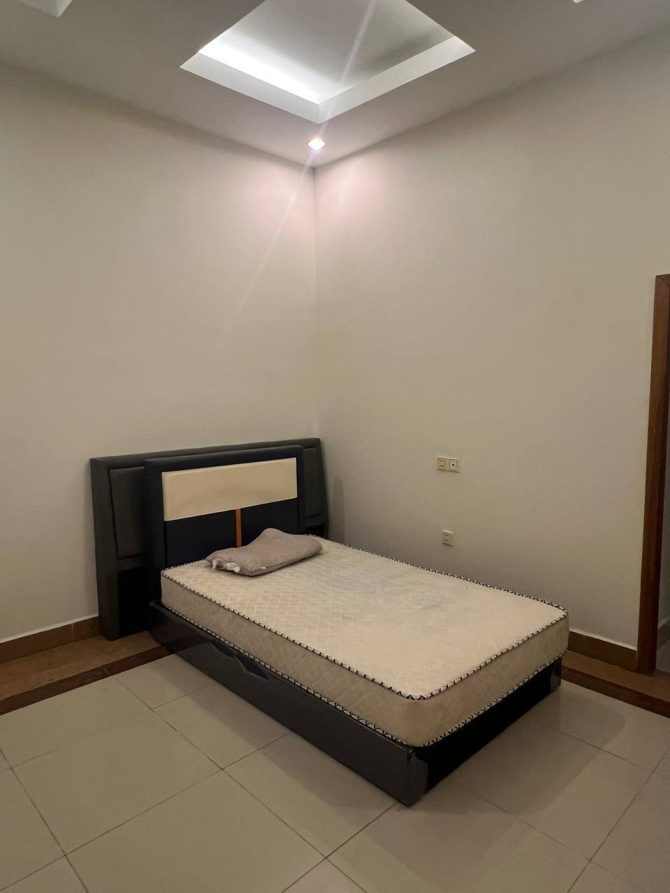 位于永旺2附近的炳发集团小区,现有一套排屋出租
