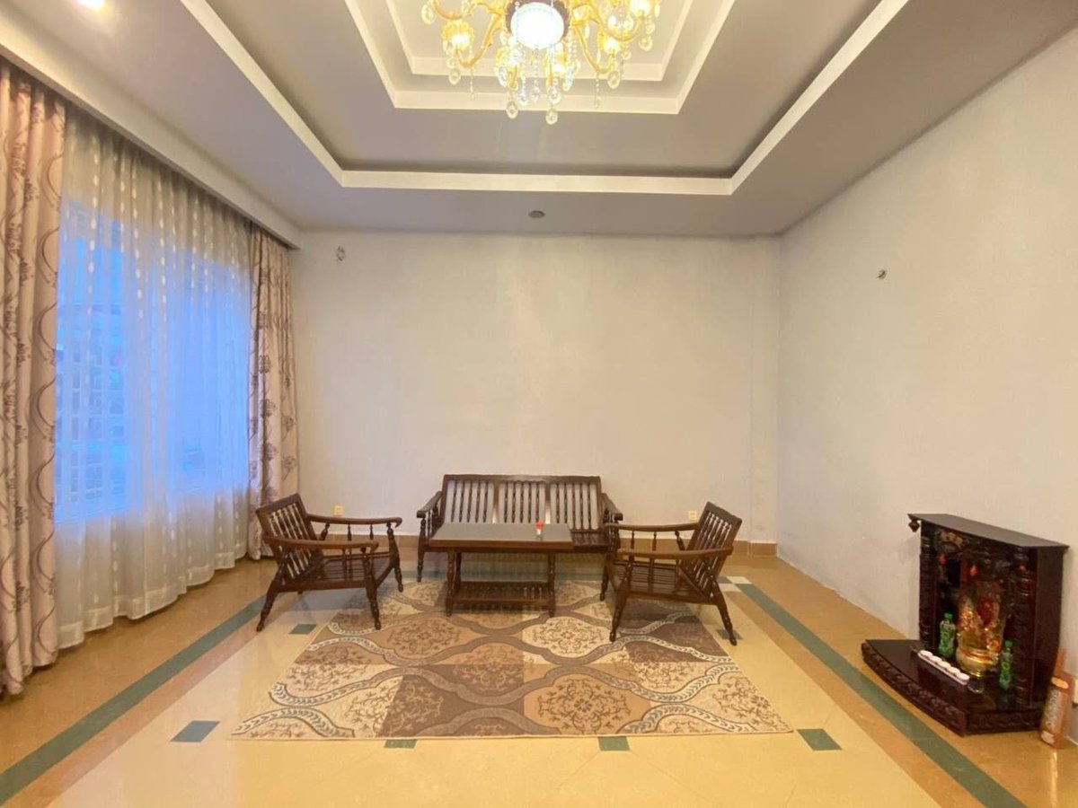 位于1号公路炳发城,联排别墅招租,户型为4房5卫