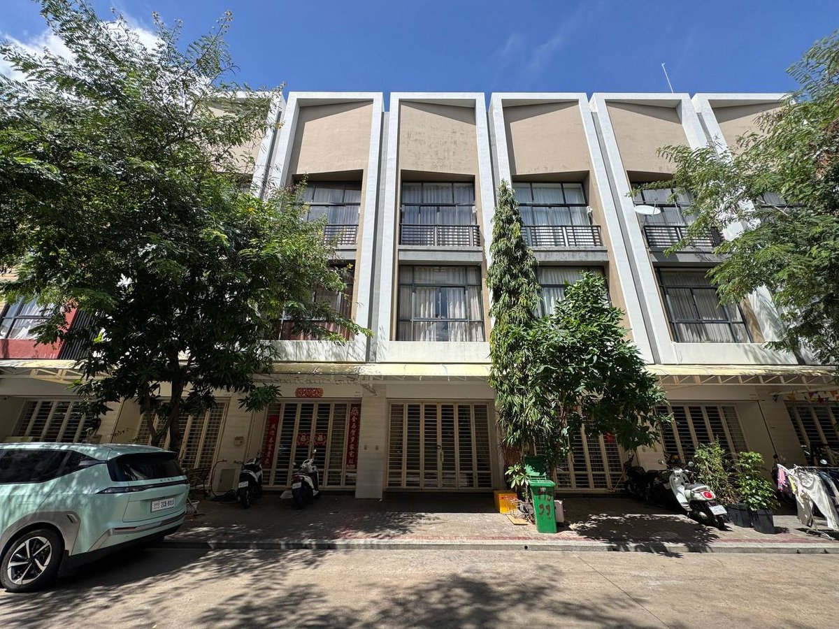 位于一号公路的炳发城排屋现正招租,月租金$750