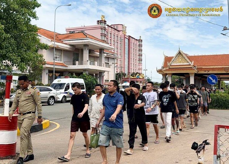 柬埔寨遣返180名越南籍网诈人员 经贡布省普雷查克口岸离境
