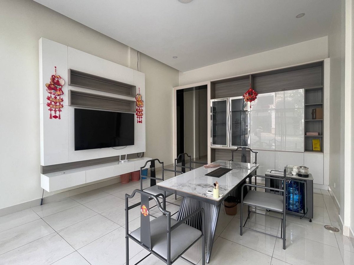 一号路炳发城店铺出租 月租$1200 8房10卫家具全