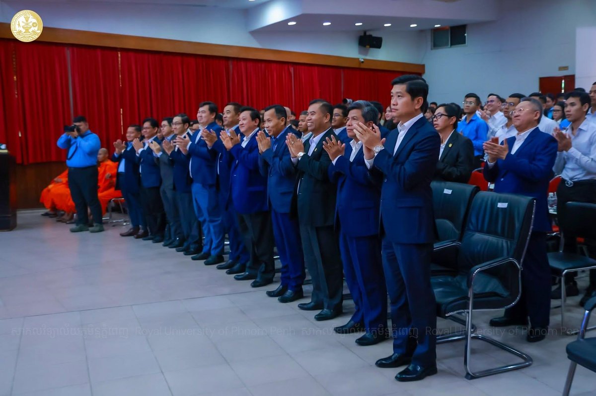皇家金边大学出席公务员招录志愿者表彰大会 强调考试透明度