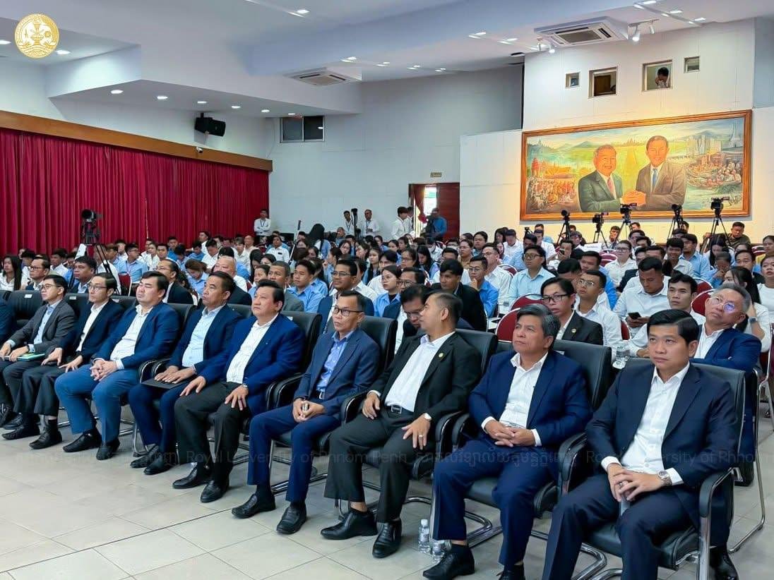 皇家金边大学出席公务员招录志愿者表彰大会 强调考试透明度