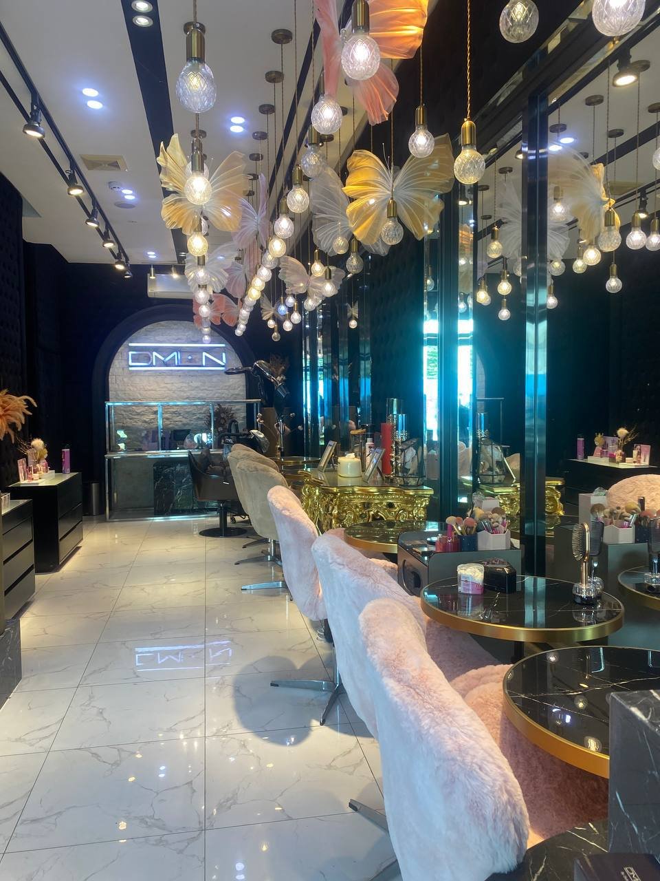 金边中央市场附近优质店面招租，建筑面积7米x10米（70平米