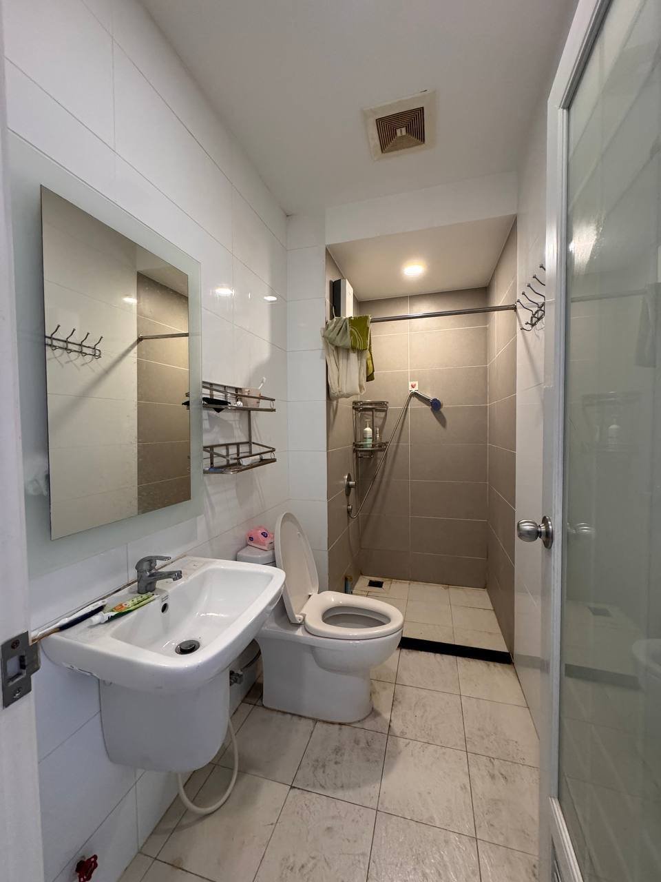 位于一号路炳发城小区,现有一间店铺招租,月租金$550