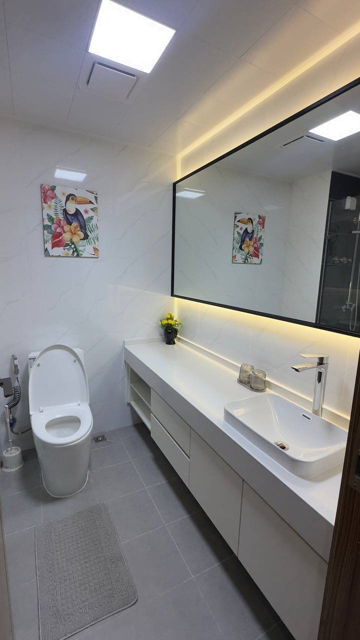 水净华摩根河边公寓现有一套1室1卫房源出租,位于23层,建筑