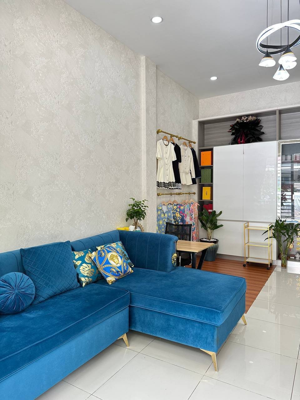 一号路炳发城店铺招租 月租$700 4房5卫带部分家具