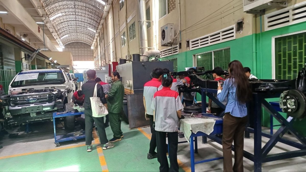 柬埔寨女性投身汽车维修行业 技能人才需求旺盛